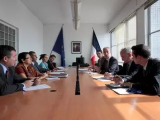 ofrece servicios de préstamos
