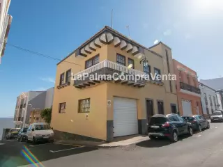 ID-392   Casa situada en la plaza de Los Sauces, junto a la
