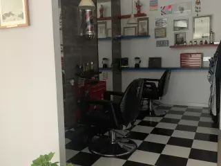 Se traspas peluquería,barbería con cabina d estética