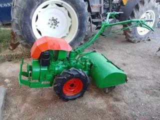 Motocultor diésel con rotavator.