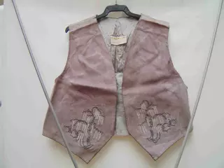 Chaleco de piel, color malva,  original bordado
