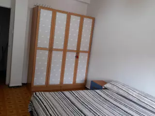Alquiler de habitación grande para pareja o persona sola en Zaragoza, cerca Plaza Roma