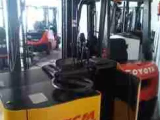 CARRETILLA ELEVADORA RETRACTIL TCM