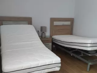 SE VENDEN CAMAS ARTICULADAS CON CABECEROS Y MESITA DE NOCHE.