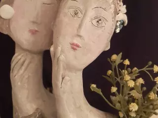 Mujer jarron para flor seca