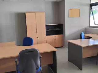 SE ALQUILA OFICINA AMUEBLADA EN VIGO