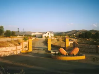 Se vende casa rural-cortijo, nave y finca de 50 Ha.