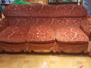 Se vende sofá con dos sillones con talla.