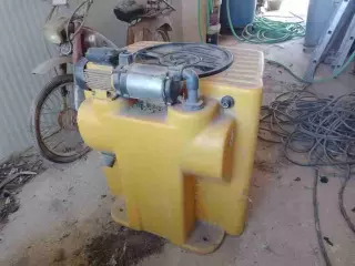 DEPOSITO DE 200 LITROS CON BOMBA ELECTRICA.