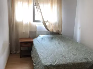 Habitación grande luminosa económica