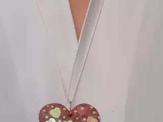 Collares  y pendientes de pasta de arena, y alambre