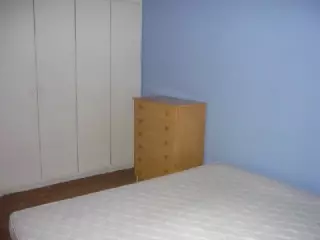 Alquilo en la Glorieta de Embajadors un apartamento amueblad