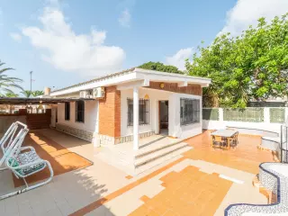 Chalet independiente de 4 habitaciones en Aguas Nuevas (Torrevieja)