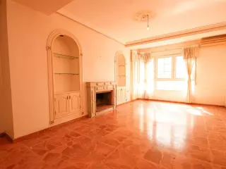 APARTAMENTO DE 5 DORMIORIOS 2 BAÑOS EN CENTRO DE TORREVIEJA (ALICANTE)