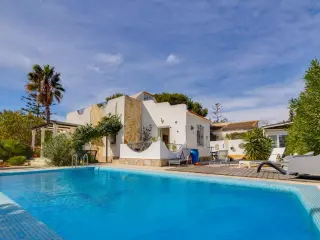 VILLA INDEPENDIENTE EN ORIHUELA COSTA( LA ZENIA) CON PISCINA PRIVADA.