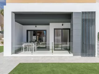 APARTAMENTOS DE OBRA NUEVA CON VISTAS AL MAR. 2 DOR. 2 BAÑOS. APARCAMENTO. PISCINA. PLAYA A 700 M.