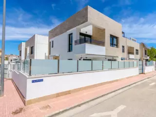 VILLA DE OBRA NUEVA. 3 DORM. 3 BAÑOS. 171 M2 DE PARCELA. PIACINA PROPIA. 194M2 DE CASA.