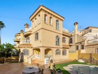 Chalet de 5 habitaciones y piscina privada en La Florida