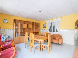 CASA DE PUEBLO MUY CERCA DEL MAR EN PLAYA DE LOS NÁUFRAGOS DE TORREVIEJA