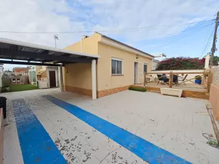 Se vende espectacular chalet en Torrevieja con piscina privada y 300 metros de parcela.