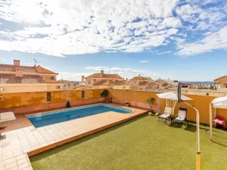 Exclusiva Vivienda Familiar en Aguas Nuevas con Piscina Privada y Amplios Espacios