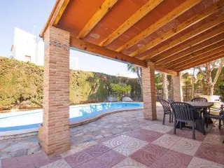 CHALET DE 3 HABITACIONES 2 BAÑOS, PISCINA EN TORREVIEJA ZONA LOS FRUTALES (ALICANTE)