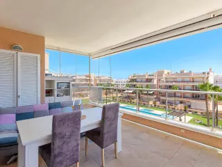 PRECIOSO APARTAMENTO EN ORIHUELA COSTA. 2 DORM. 2 BAÑOS. CON GARAJE Y PISCINA. GRAN TERRAZA DE 16 M2