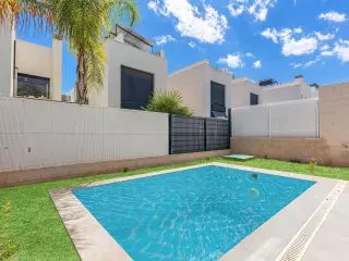 VILLA EN VILLA MARTIN (ORIHUELA COSTA)  140M2 DE PARCELA. 3 DORM. 2 BAÑOS. GARAJE+PISCINA.
