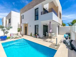 VILLA EN ORIHUELA COSTA (ALICANTE) 3 DORM. 3 BAÑOS.  PIACINA PROPIA.