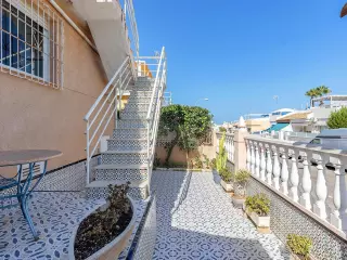 ADOSADO EN LOS ALTOS EN TORREVIEJA DE 3 DORM. 2 BAÑOS. 40 M2 DE JARDIN. GRANDE SOLARIUM