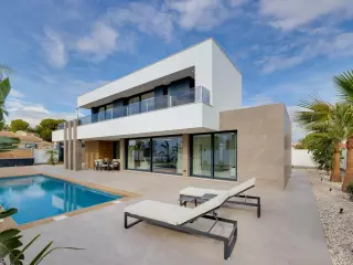 VILLA DE LUJO EN CIUDAD QUESADA CON 500M2 DE PARCELA. 3 DORM. 3 BAÑOS. 1 ASEO. PISCINA PRIVADA.