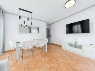 REFORMADO APARTAMENTO DE 3 HABITACIONES. 2 BAÑOS. 102 M2. PLAYA A 200 M. LICENCIA TURISTICA.