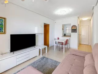 Apartamento en Torrevieja con amplia terraza y preciosa piscina comunitaria + Plaza de parking