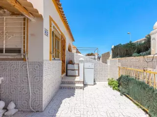 BUNGALOW EN PLANTA BAJA EN TORREVIEJA ZONA LA SIESTA.