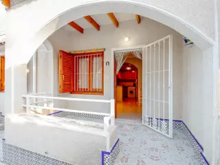 BUNGALOW DE 2 HABITACIONES 1 BAÑO, TERRAZA EN URB.LOS ALTOS (TORREVIEJA) ALICANTE