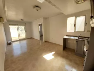 AMPLIO ATICO EN TORREVIEJA DE 2 HABITACIONES  CON TERRAZA DESCUBIERTA DE 22 M2, PISCINA Y GARAJE.