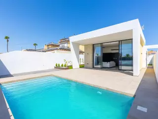 VILLA DE NUEVA CONSTRUCION EN TORREVIEJA (TORRETA FLORIDA)