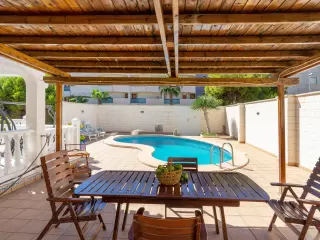 CHALET INDEPENDIENTE CON PISCINA Y GARAJE CERCA DE LA PLAYA EN LA ZENIA