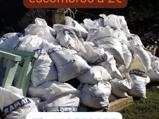 Retiró sacos de escombros