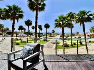 Beautiful frontline apartment in highly sought after area