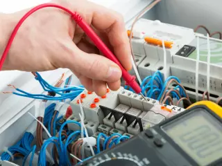 Electricista. Instalaciones y reparación de averías.