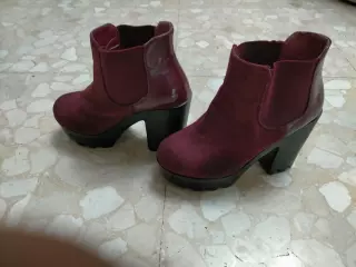 Se vende, a 5€, Botines número 35, color burdeos, plataforma
