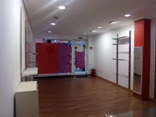 Vendo local, 49m2, buena situación, totalmente instalado,