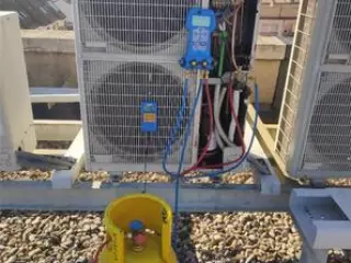 Reparación de máquinas de aire acondicionado y cargas de gas