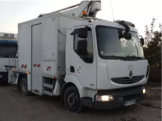 RENAULT MIDLUM 180 DXI CON CESTA PORTA PERSONAS.