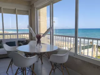 PISO EN PRIMERÍSIMA LÍNEA DE MAR, CON PISCINA COMUNUNITARIA