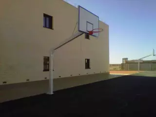 JUEGO CANASTAS BALONCESTO MONOTUBO NEW TUBO 140x140 MM FIJAS CON BASE PARA ANCLAJE VUELO 2,25 MTS