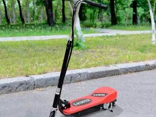 Patinete Eléctrico Plegable tipo Scooter con Manillar Ajustable - Color Rojo - 81.5x37x96cm