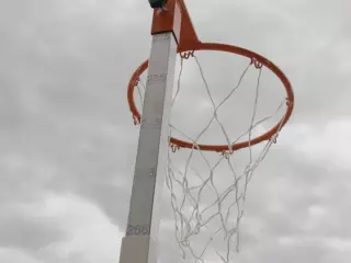 Juego postes de netball autoestables.