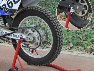 Caballete de Moto Soporte Trasero Universal Portátil y Móvil – Color Rojo – Acero – 80 x 50 x 40cm